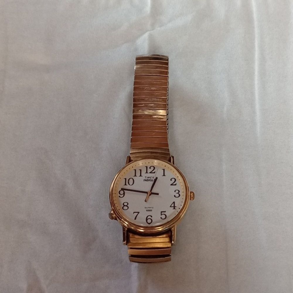 Timex men's watch water resistant, needs battery (W016)